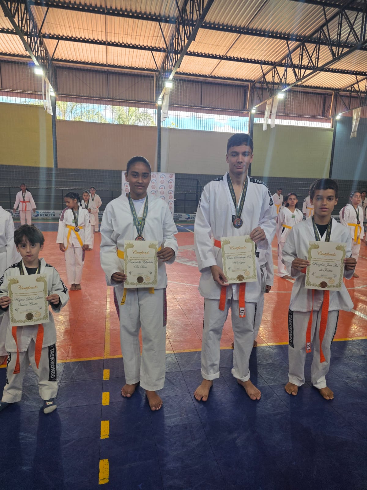 Alunos com certificado e medalha após a premiação