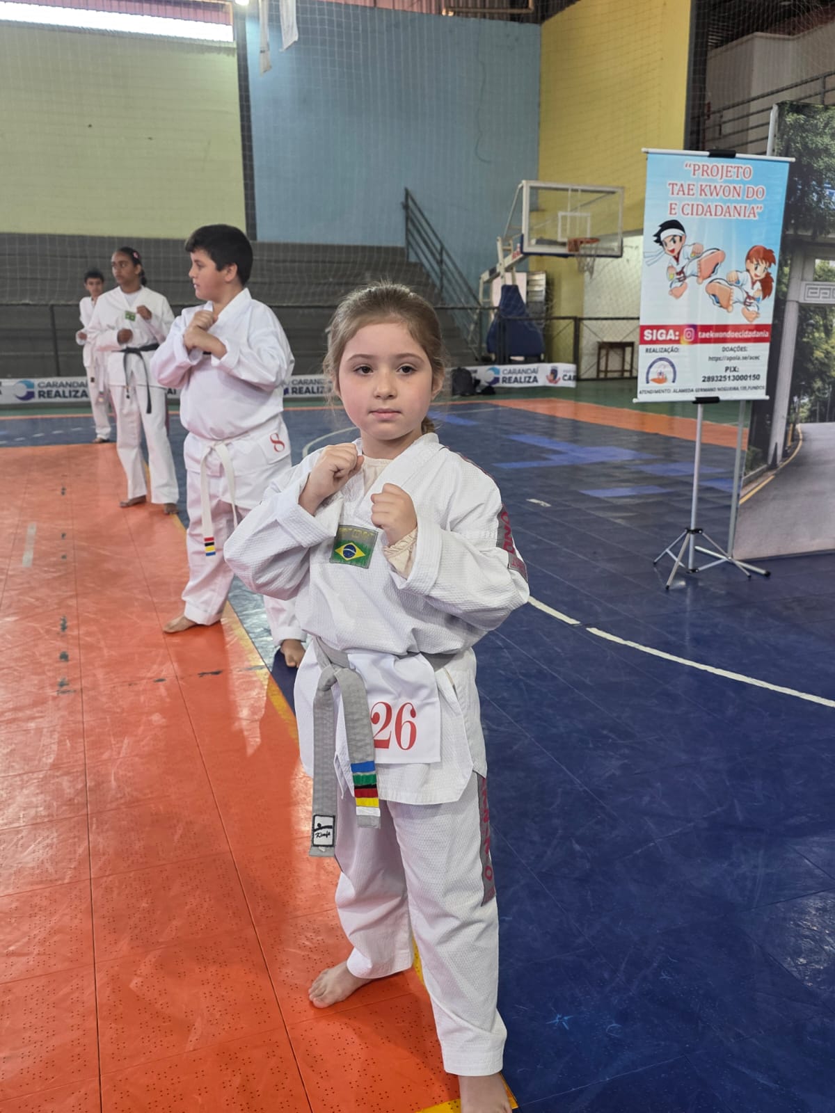 Aluna criança em pose de prontidão no ginásio