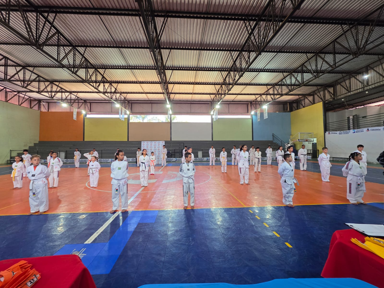 Alunos em formação no ginásio durante a aula