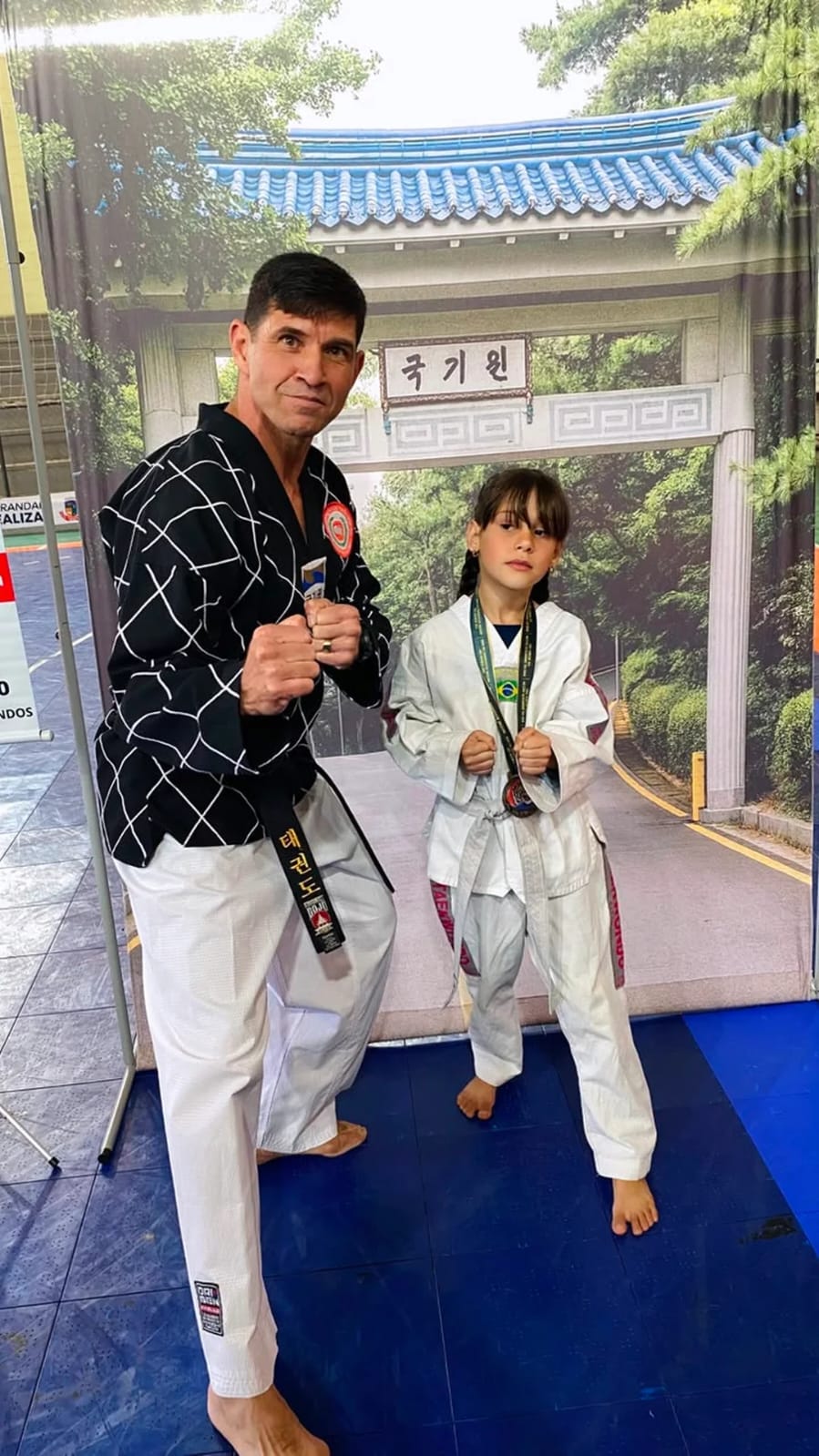 Professor do projeto com um aluno medalhista